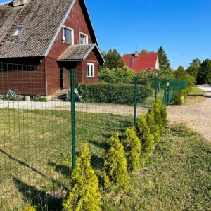 Roheline keevisvõrkaed 50 × 50 mm silmaga ja Ø48 mm postidega – Varena tehtud töö