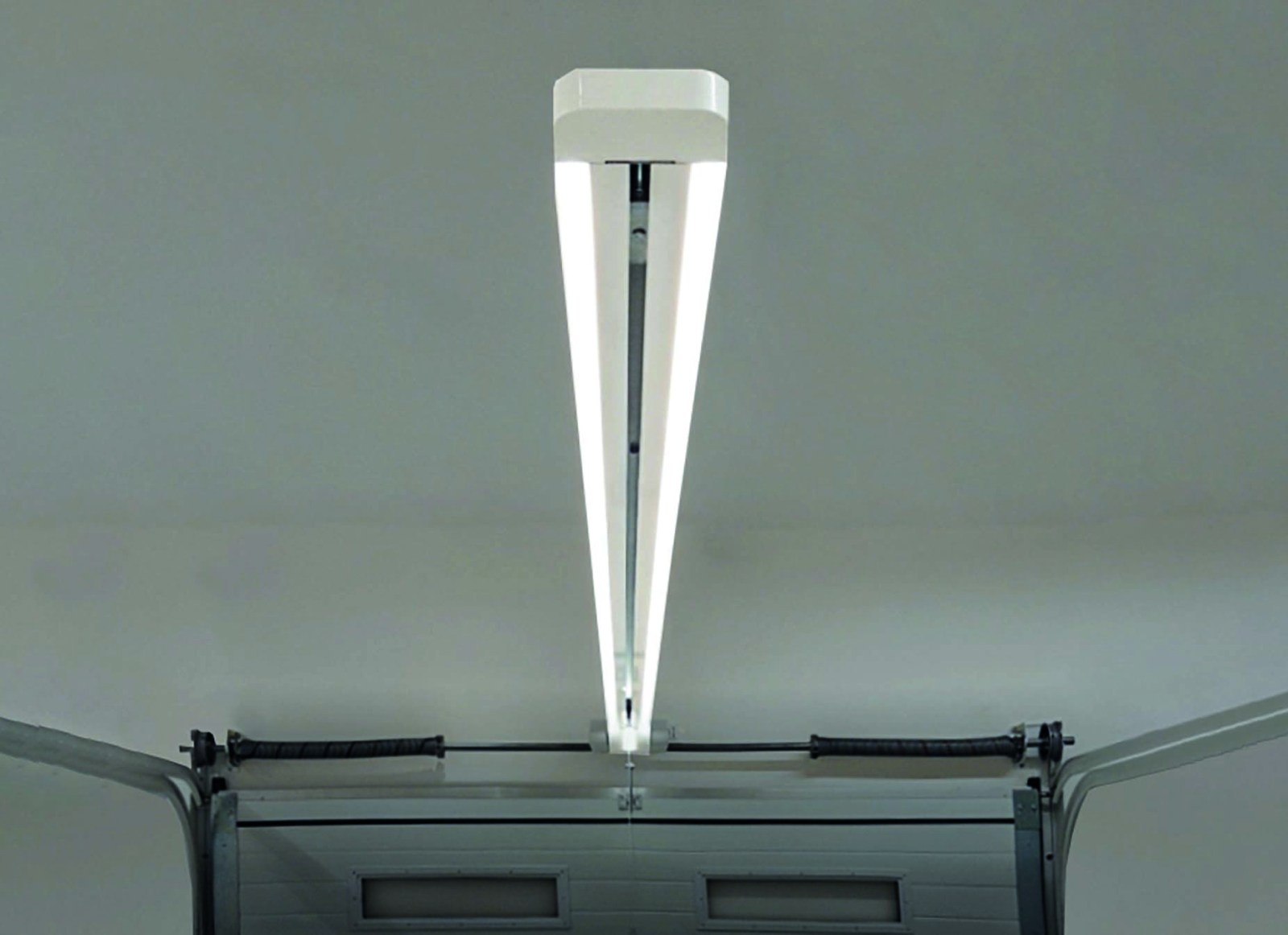 Key Automation HALO mootor ja RAL31 LED-valgustusega juhtsiin garaaži laes