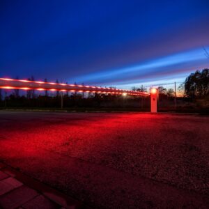 Key Automation ALT tõkkepuu LED-valgusega poom õhtul